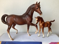 Araberstute, (mittel)fuchsfarben, mit Fohlen von Breyer, Stockmaß 12 / 7,5 cm