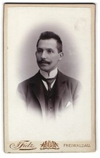 Fotografie Jos. Fietz, Freiwaldau, Rudolfsgasse, Porträt eines eleganten Herrn 