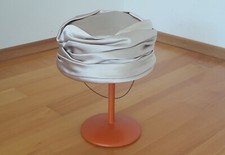 Schicke echte Vintage Pillbox Damen Hut  aus hellem glänzendem Satin Gr. 56