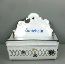 alter Küchenbehälter Zwiebelbehälter Wandboard Email Emaille antik um 1900/20