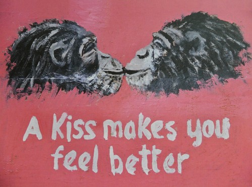 Postkarte kiss makes you - "a,