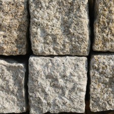 Naturstein Palisade Granit gelb gespalten und gespitzt ca.50x12x12cm