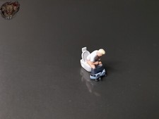  1/87 Mann sitzt auf Klo WC Hose unten Toilette Badezimmer Figur H0 HO