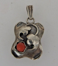 Alter Anhänger mit Korallen