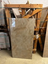 Glänzende gestreifte Fliese