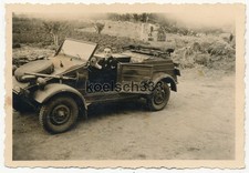Foto Panzermann der Wehrmacht in einem VW Typ 82 Kübelwagen PKW