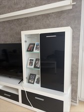 Dieser Fernsehschrank ist