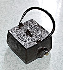 kleine , sehr schwere Teekanne mit Sieb , Asiatika