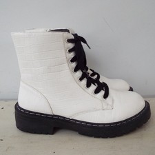 True Craft Korri White Faux