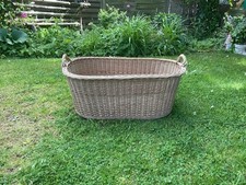 1 großer Wäschekorb ( alt ) und dazu 1 Kleiner gratis