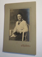 Augsburg - sitzendes Mädchen