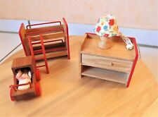 Caco Doppeltbett, Kinderwagen m. Puppe, Wickelkommode u. Lampe