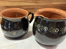 2 x Keramik Krug / Kanne Handarbeit braun glasiert Vintage Blumenmuster