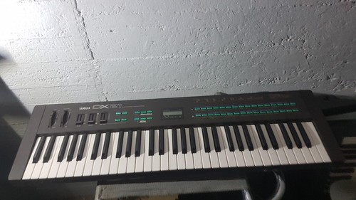 Yamaha synthesizer - dx,