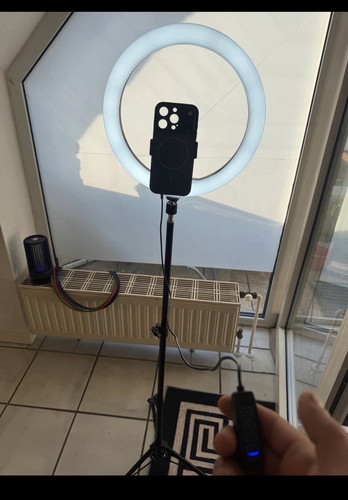 Led ringlicht auf stativ mit - ringlicht,