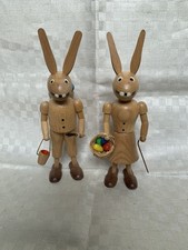 Paar ältere große Osterhasen