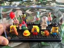 10x Brickmaster Figuren / Spongebob / Sammelfiguren / Vitrine 