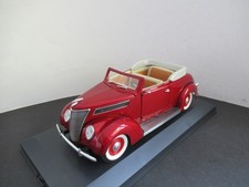 Modellautos 1:18 Road Signature 1937 Ford Convertible in Acrylglasvitrine