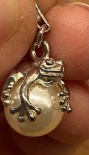 Frosch Charm 925 Sterlingsilber auf weißer Perle