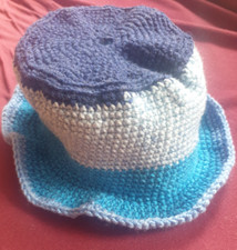 Gehäkelter Hut in Blautönen