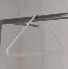 "Triangle" Design Metall Kleiderbügel weiß von Roomsafari