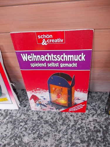 Weihnachtsschmuck spielend