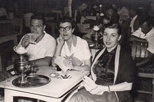 #42397 KONSTANTINOPEL 1954. Mann & zwei Frauen (Griechen). Foto RPPC ARDIC