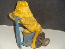 Altes Blechspielzeug Bär auf Dreirad