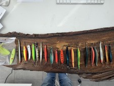 KONVOLUT 19 MEERFORELLENBLINKER + 5 WOBBLER.....IN KISTE -TOP!