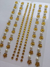 146 Selbstklebende Glitzer- Straßsteine Halbperlen Blumen Bordüre Weiß/Gelb-Gold