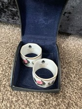 Zwei Wedgwood Hathaway Rose