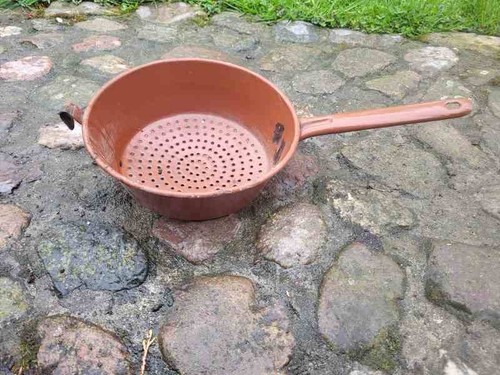 Braunes emaille nudelsieb - braunes,