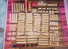 Kinder Brio Eisenbahn Strecke Bahnhof Brücke Schienen Lokomotive Weichen Kurven