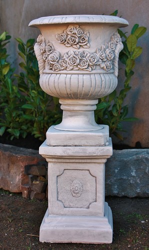 Rosen amphore mit sockel - rosen,
