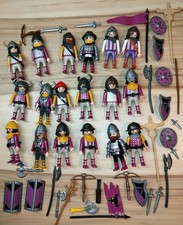 18 Barbaren mit Helmen