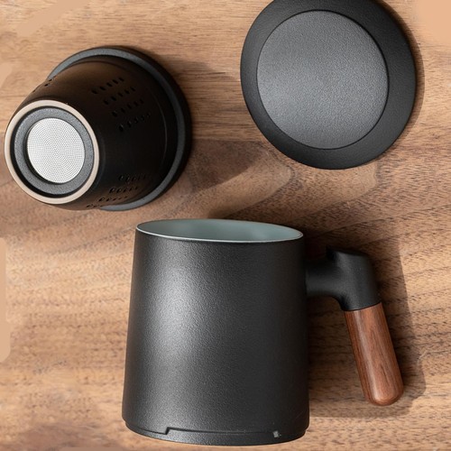 Teetasse mit deckel und sieb - und,