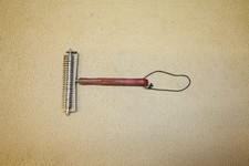 Isländerstriegel mit Holzgriff in sehr gutem Zustand