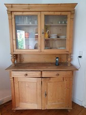 Schönes antikes Küchenbuffet