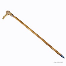 Ein antiker Spazierstock mit geschnitztem Hirschhorngriff