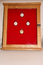 Wandvitrine aus massivem geöltem Eichenholz für 20 Taschenuhren zum Aufhängen