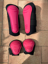 Pferde Streichkappe (Pony) und Gamaschen (WB) in Pink von 4HORSES