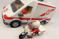 Playmobil Krankenwagen 4221 inclusive Figuren und Motorad Zustand neuwertig!