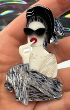 Retro Acryl Brosche Pin Anstecknadel Frau 70er 80er Look  6 cm