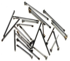 2) 20 verschiedene Federn mit