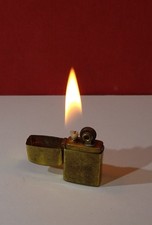 Altes Miniatur Sturmfeuerzeug Benzinfeuerzeug aus Japan Lighter Brennt!