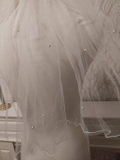 Schicker Kurzer Mit Perlen Besetzter Schleier Mit Haarkamm Weis