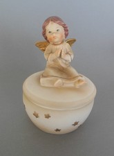 Engel sitzend betend auf Dose