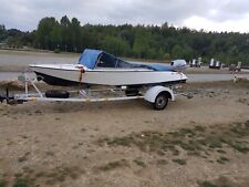 kleines Motorboot mit Trailer