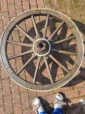 Wagenrad mit Glasplatte als Tisch im Garten