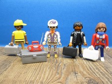 4 Reisende mit Koffer Radio